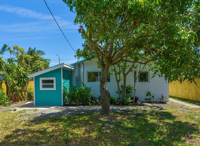 view of front of home featuring a front yard