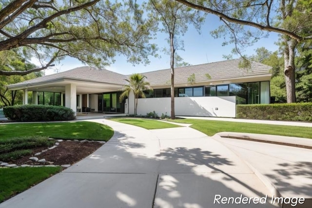 view of front of property featuring a front lawn