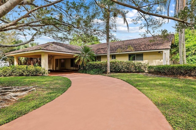 view of front of home featuring a front yard