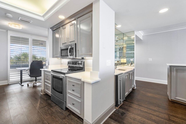 kitchen with sink, gray cabinets, crown molding, stainless steel appliances, and dark hardwood / wood-style floors