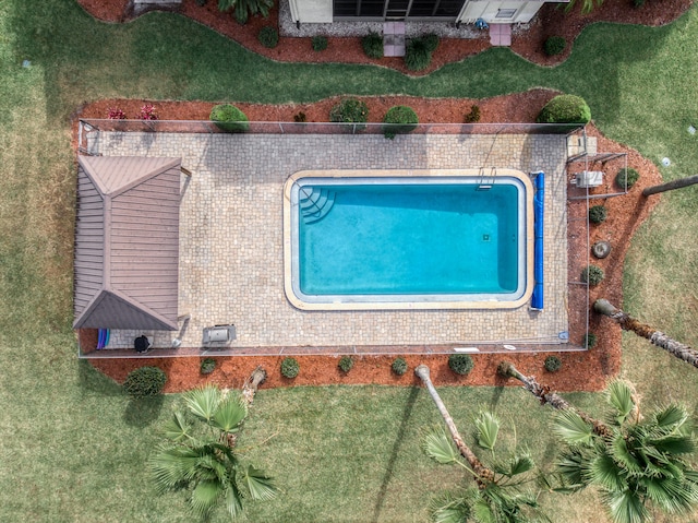 view of swimming pool featuring a yard