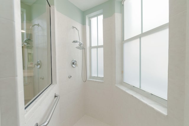 bathroom featuring tiled shower