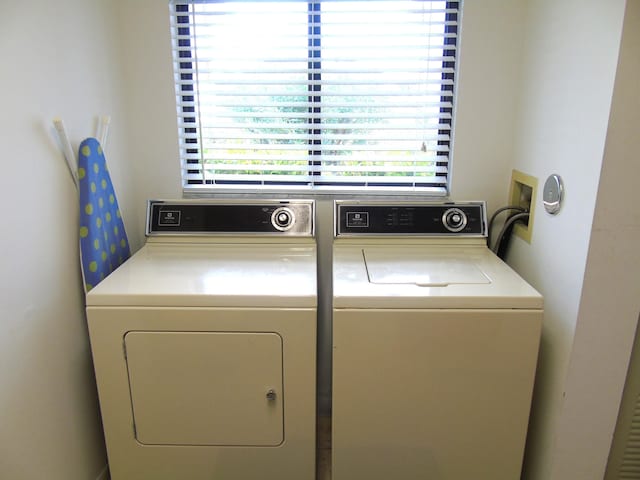 laundry area with laundry area and washing machine and clothes dryer