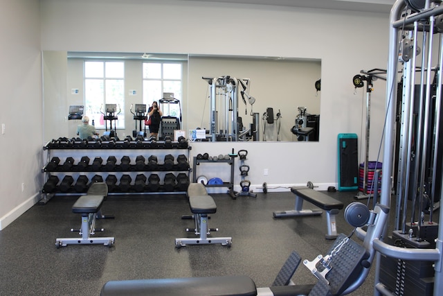 exercise room featuring baseboards