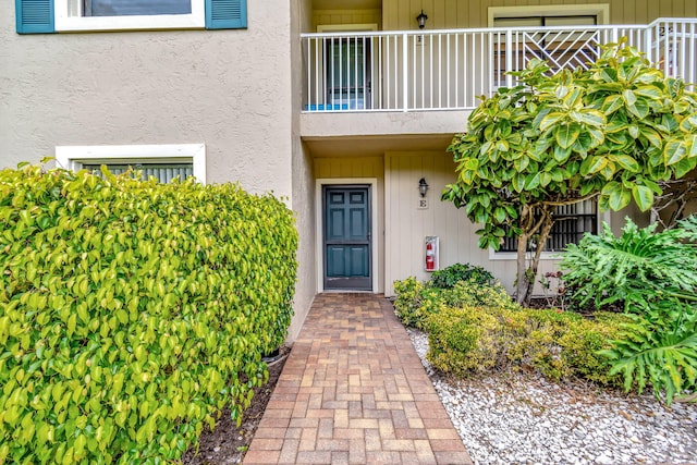 23 Westgate Ln Unit E, Boynton Beach, FL 33436 - property entrance featuring stucco siding and a balcony