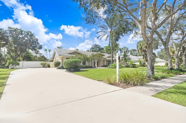 view of front of home featuring a front lawn