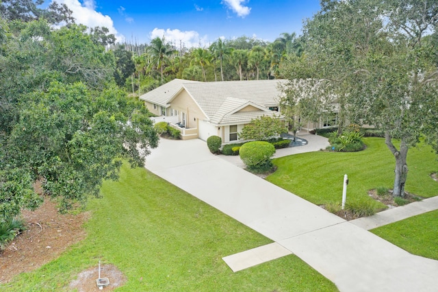 view of front of property featuring a front lawn