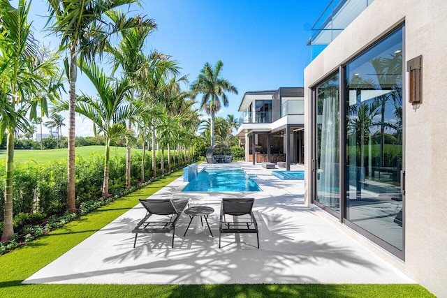 view of pool with a hot tub and a patio area