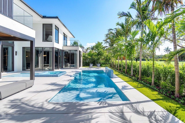 view of pool featuring an in ground hot tub