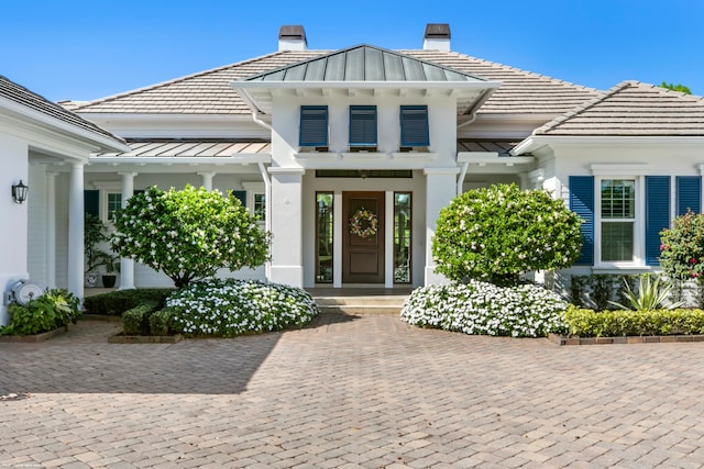 view of front facade featuring a front yard