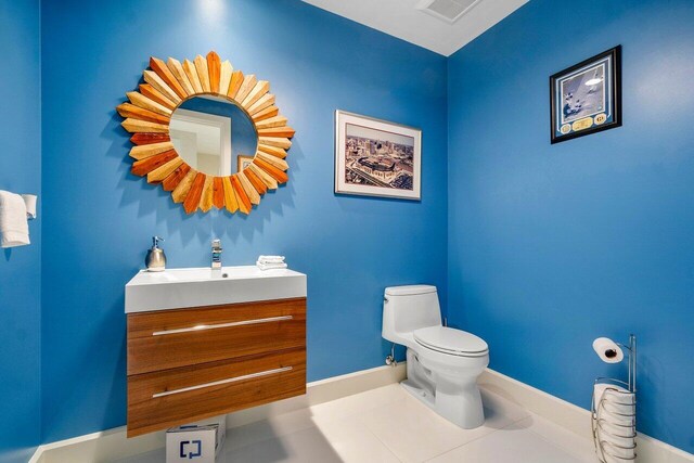 2720 Donald Ross Rd Unit 301, Palm Beach Gardens, FL 33410 - bathroom with visible vents, baseboards, toilet, vanity, and tile patterned flooring