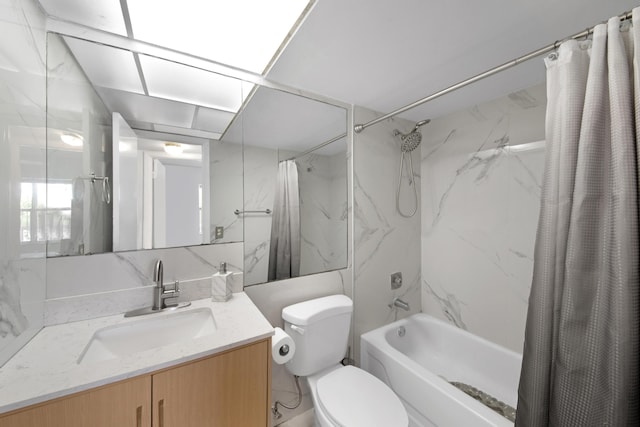full bathroom featuring toilet, tile walls, shower / bathtub combination with curtain, vanity, and backsplash