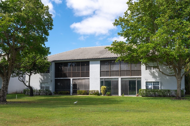 view of front facade featuring a front lawn