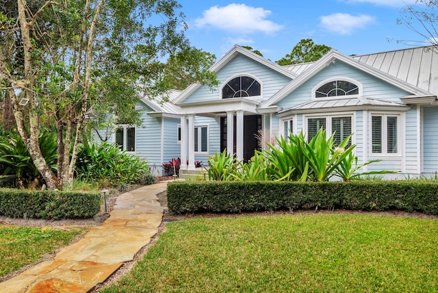 view of front of property featuring a front lawn