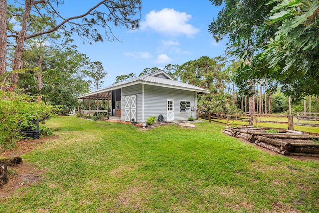 view of yard featuring an outdoor structure