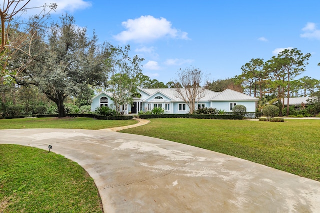 view of front of property featuring a front yard