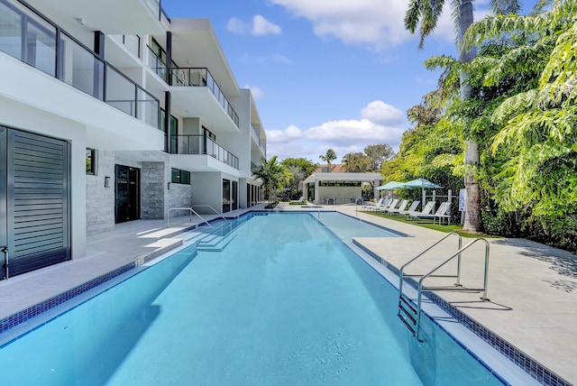 view of swimming pool