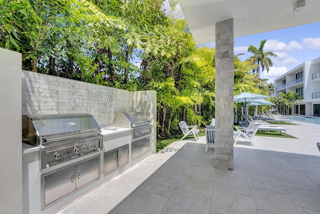 view of patio featuring an outdoor kitchen and area for grilling