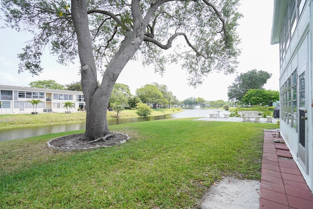 view of yard featuring a water view