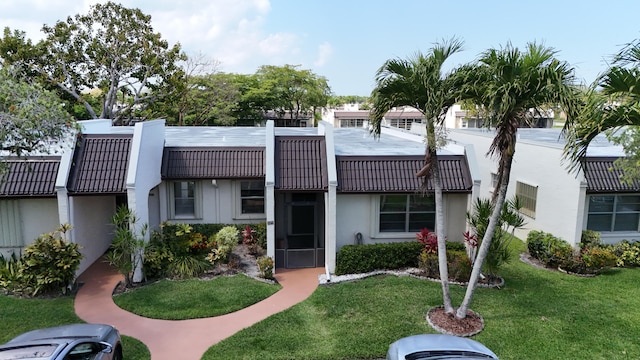 view of front of property featuring a front lawn