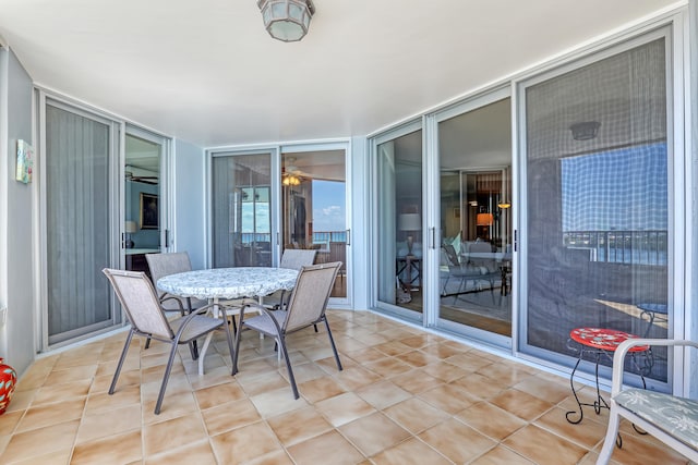 sunroom with ceiling fan