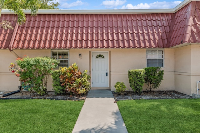 view of front of home with a front yard