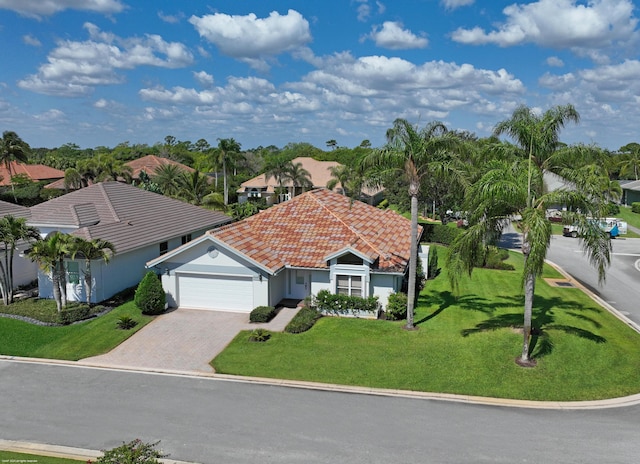 view of front of house featuring a garage and a front yard