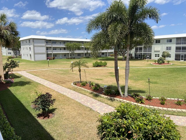 view of property's community featuring a lawn