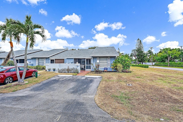 ranch-style home featuring a front lawn