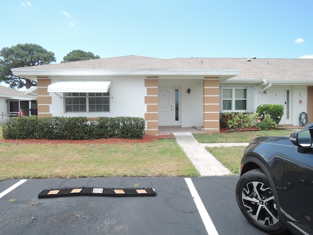 view of front of property featuring a front lawn