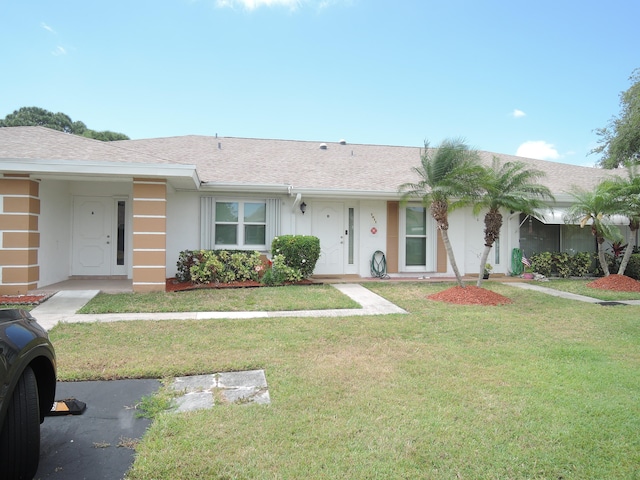 ranch-style home featuring a front lawn