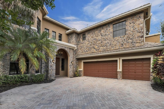 view of front facade featuring a garage