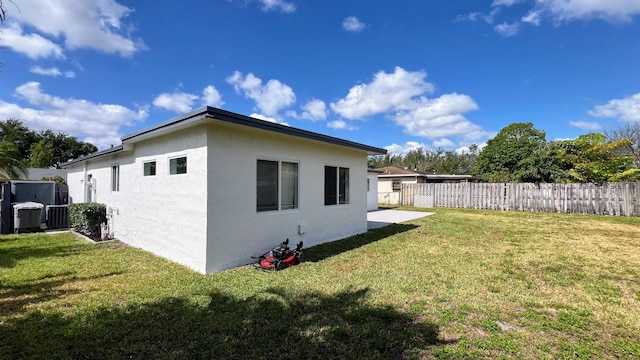 view of side of property featuring a lawn