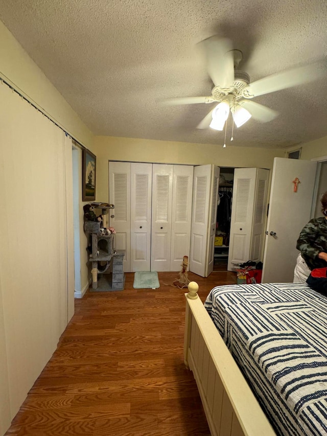 bedroom featuring a textured ceiling, ceiling fan, and hardwood / wood-style floors