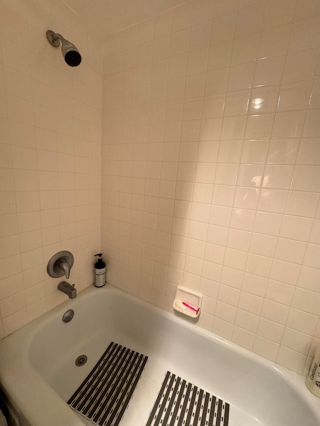 bathroom featuring tiled shower / bath