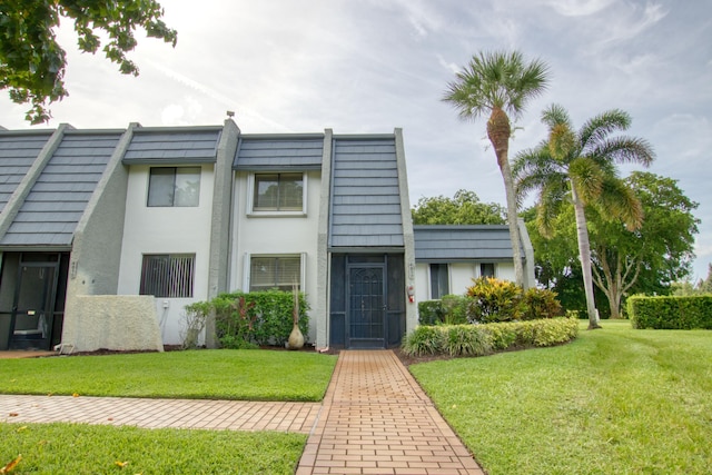 view of front of house with a front lawn