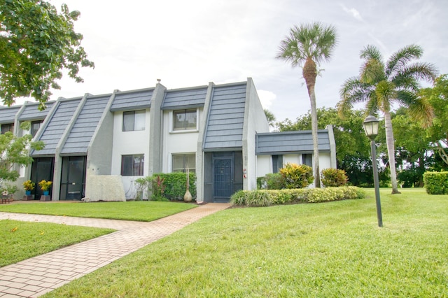 view of front facade featuring a front lawn