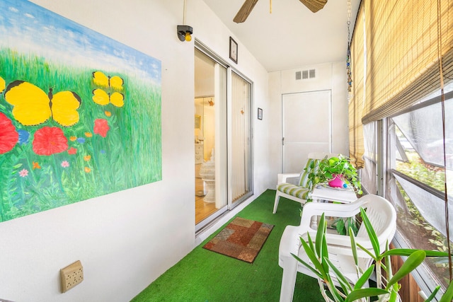 sunroom with ceiling fan