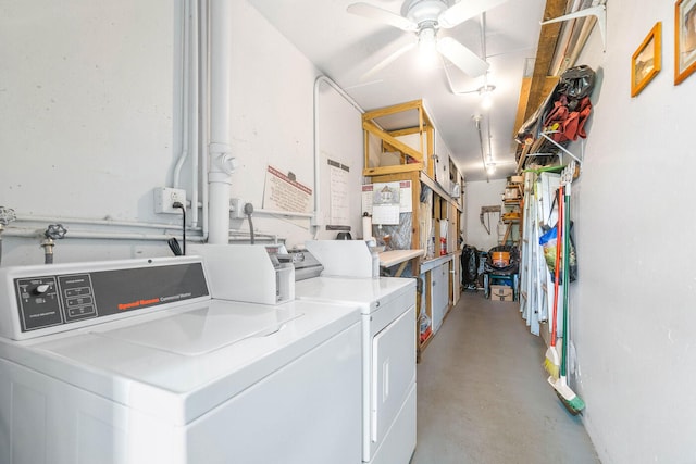 clothes washing area featuring ceiling fan and washer and dryer