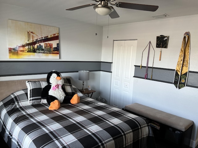 bedroom featuring a ceiling fan, visible vents, and a closet