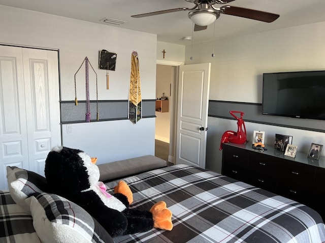 bedroom featuring ceiling fan, visible vents, and a closet