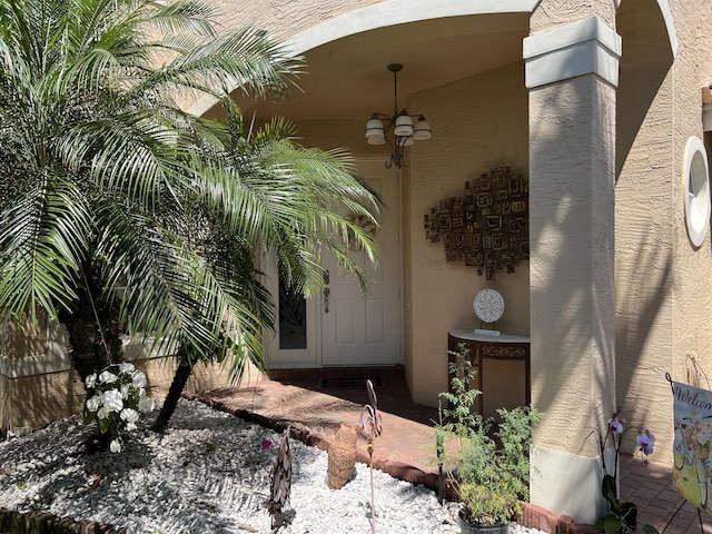 view of exterior entry featuring stucco siding