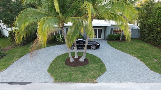 view of front of house featuring a front lawn