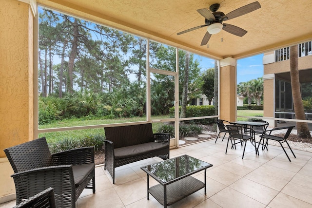 sunroom with ceiling fan