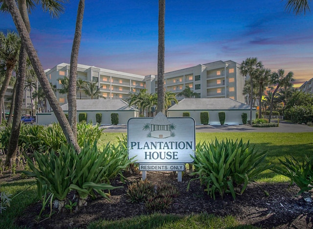 community / neighborhood sign featuring a lawn