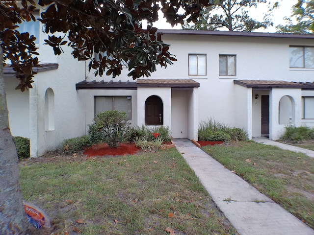 view of front of property featuring a front lawn