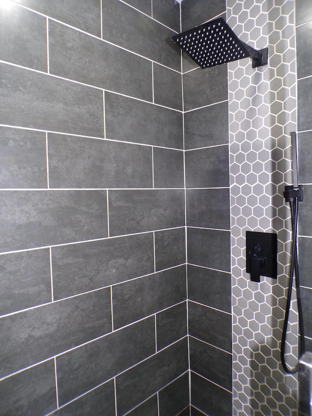 bathroom featuring tiled shower