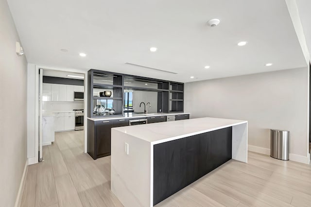 kitchen featuring light hardwood / wood-style flooring, a kitchen island, and range