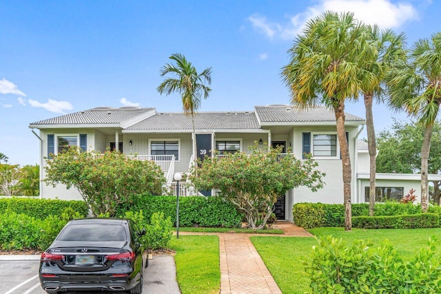 view of front of house featuring a front yard