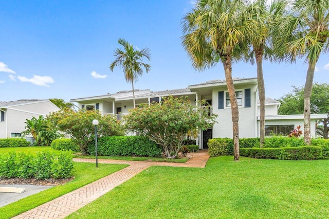 view of front facade with a front lawn